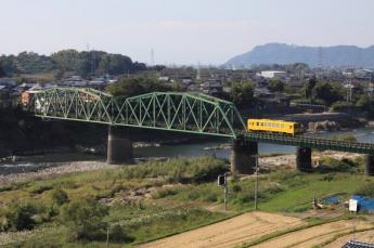 黄色电车和铁道的风景