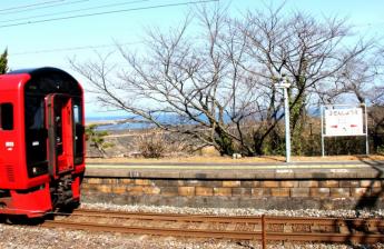 从月台可看到海的丰前松江站